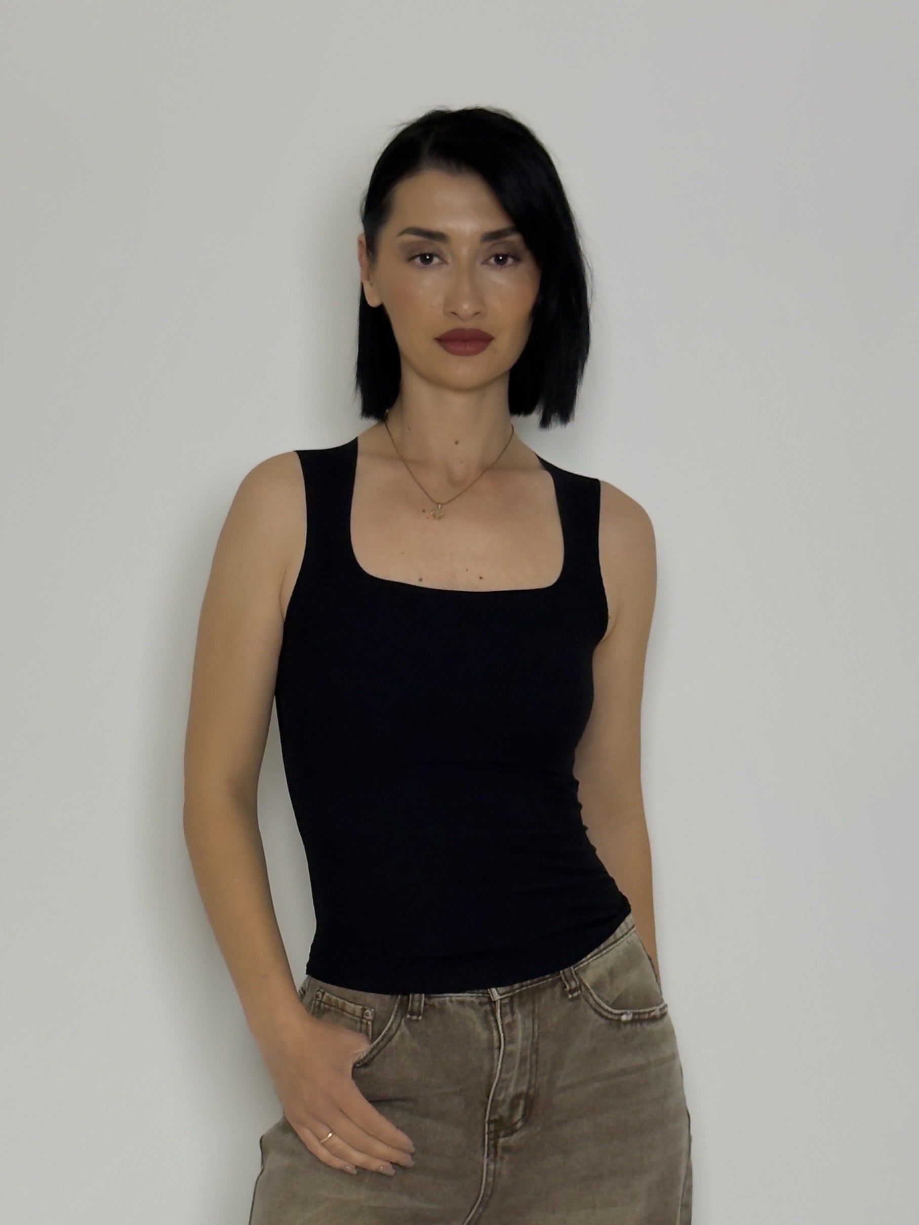 Ελαστικό μακρύ crop top με ενσωματωμένη επένδυση