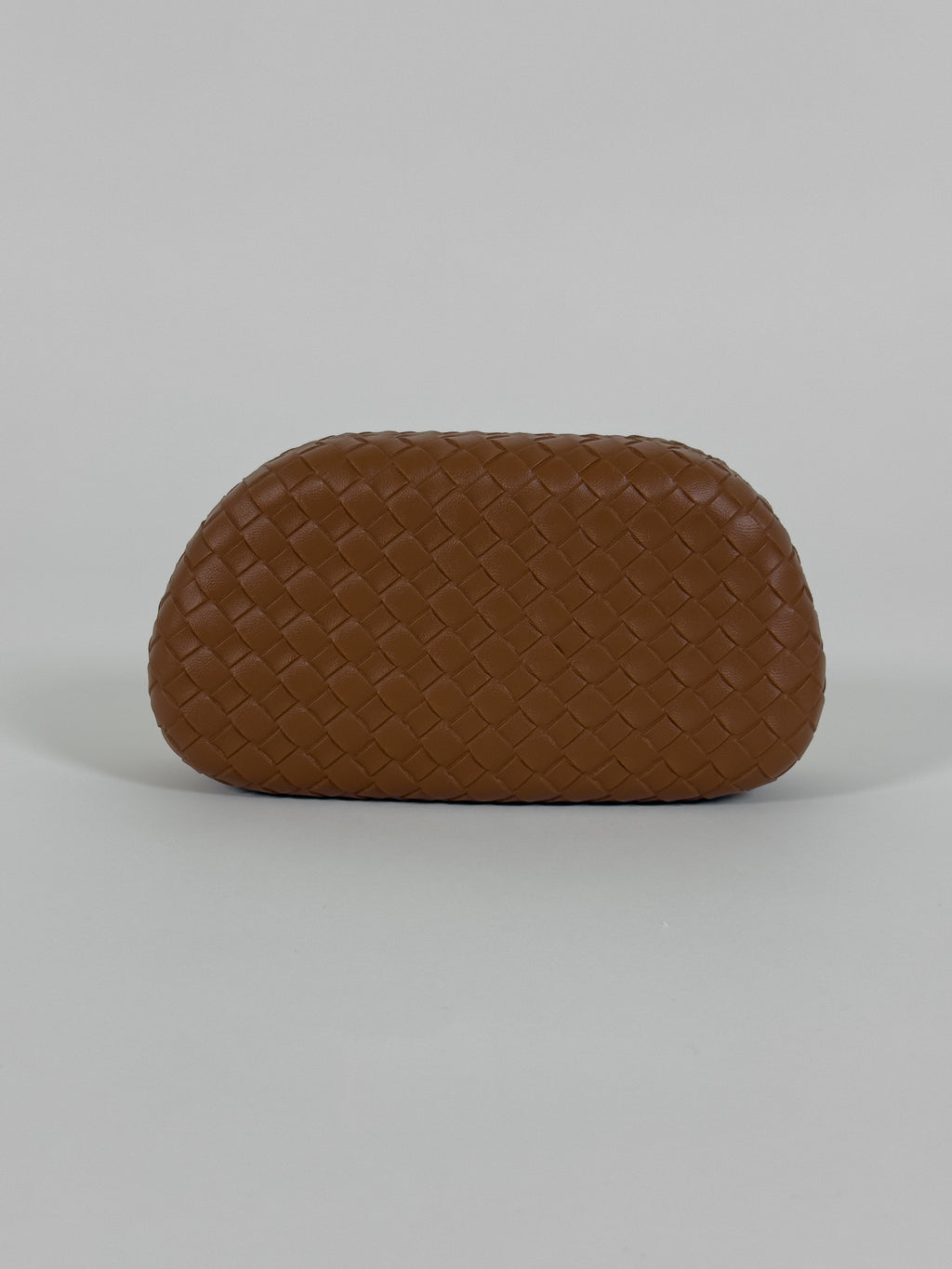 Clutch τσάντα με πλεκτή υφή και μεταλλική λεπτομέρεια