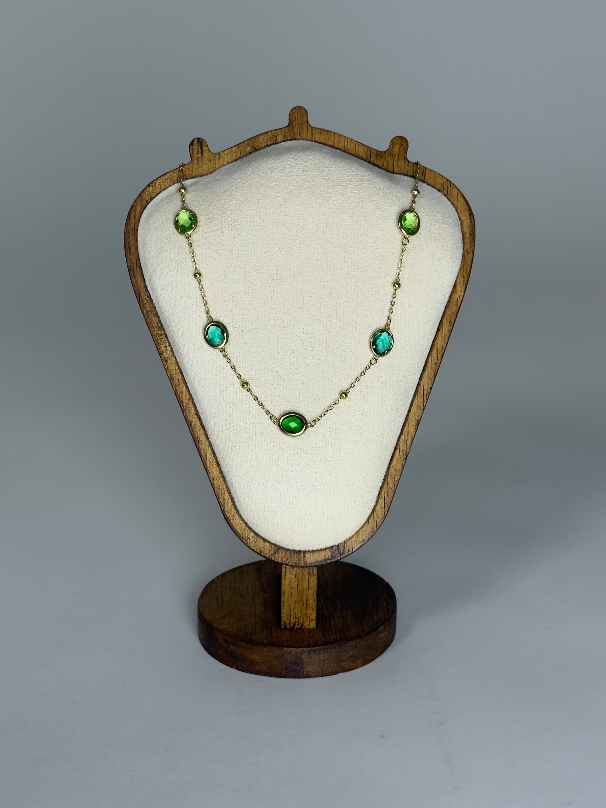 Κολιέ από ανοξείδωτο ατσάλι με πράσινες πέτρες