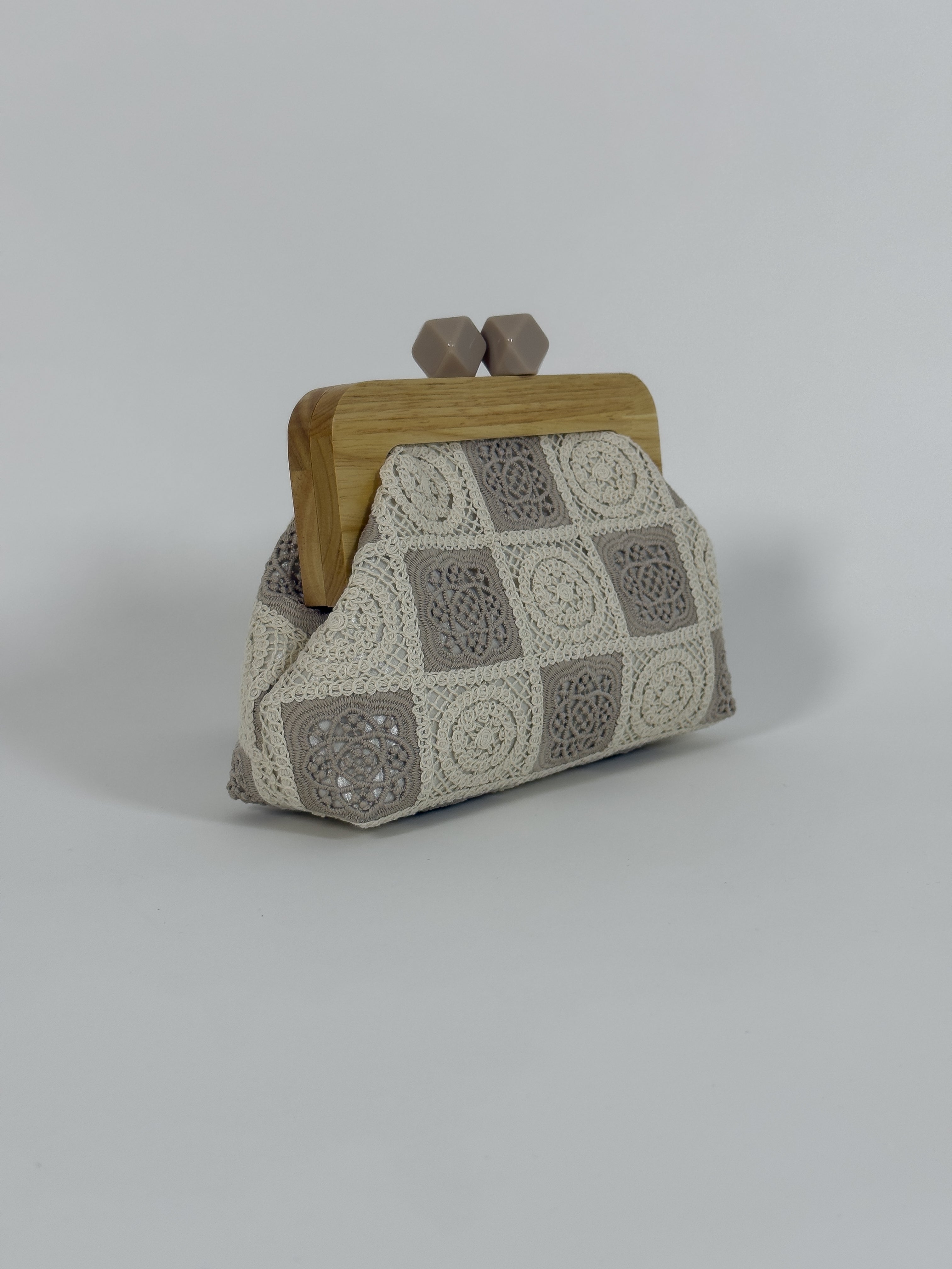 Clutch τσάντα με κεντητή υφή και ξύλινη λαβή