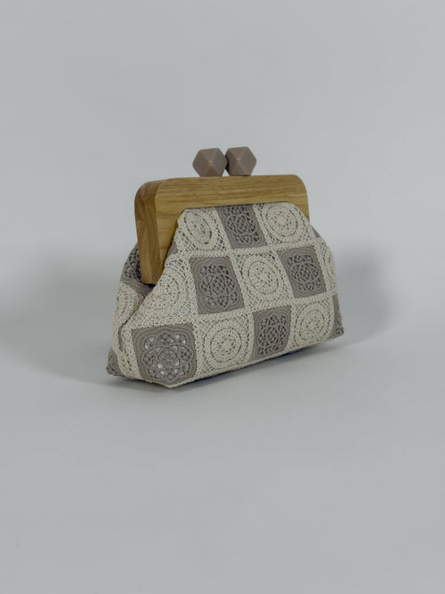 Clutch τσάντα με κεντητή υφή και ξύλινη λαβή