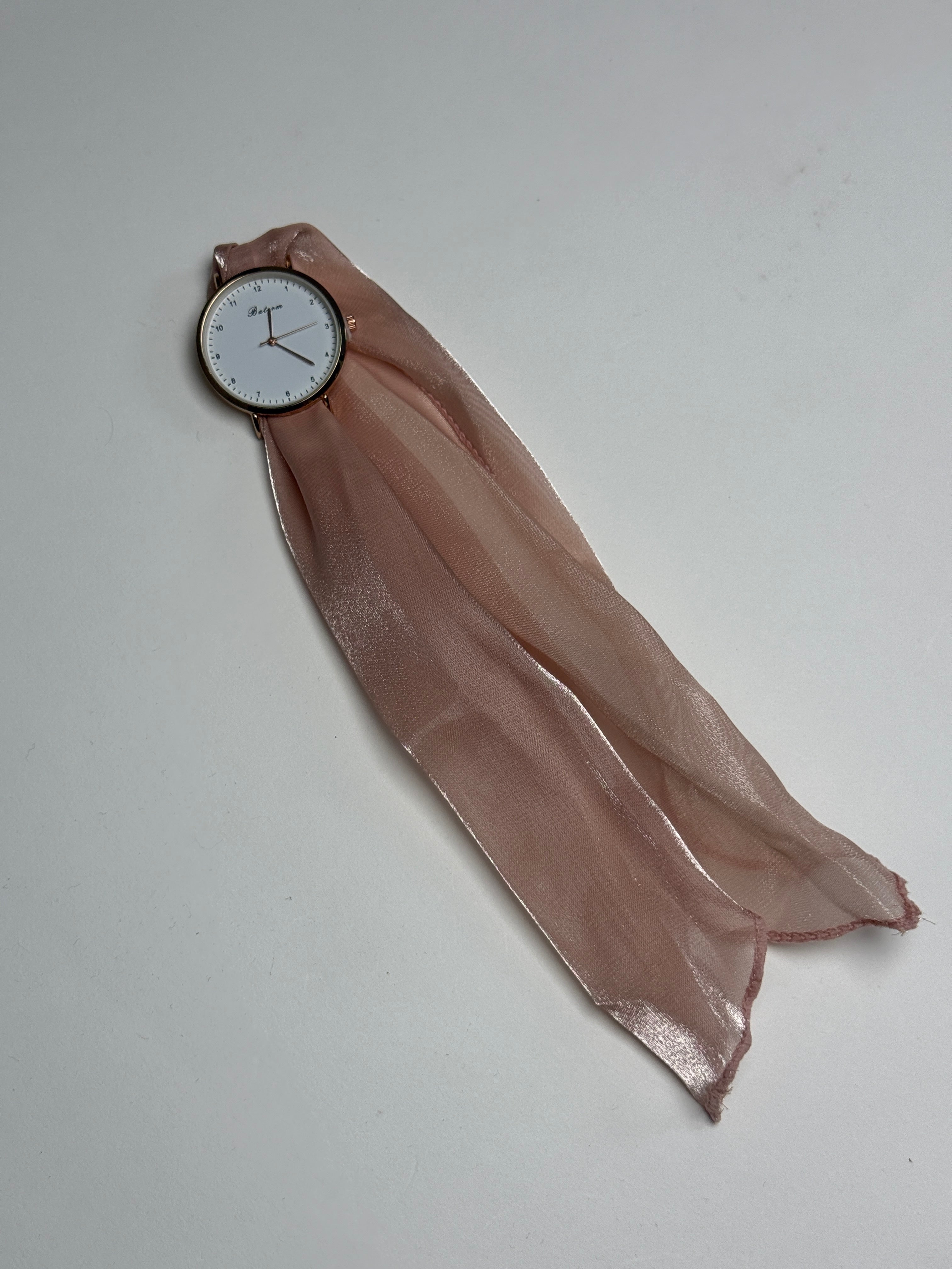 Κομψό ρολόι με μαντήλι nude
