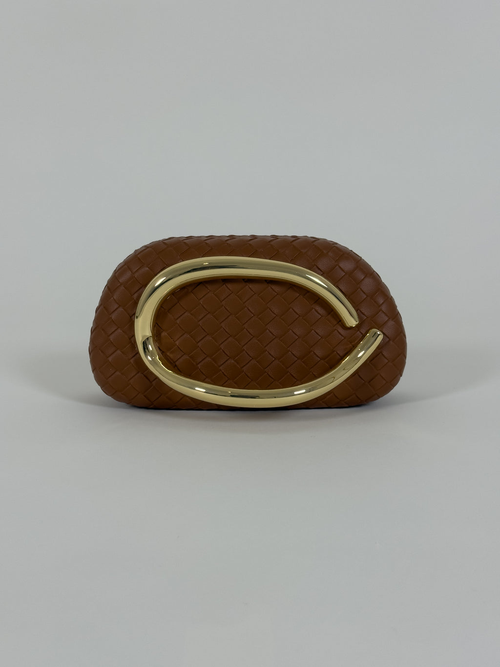 Clutch τσάντα με πλεκτή υφή και μεταλλική λεπτομέρεια