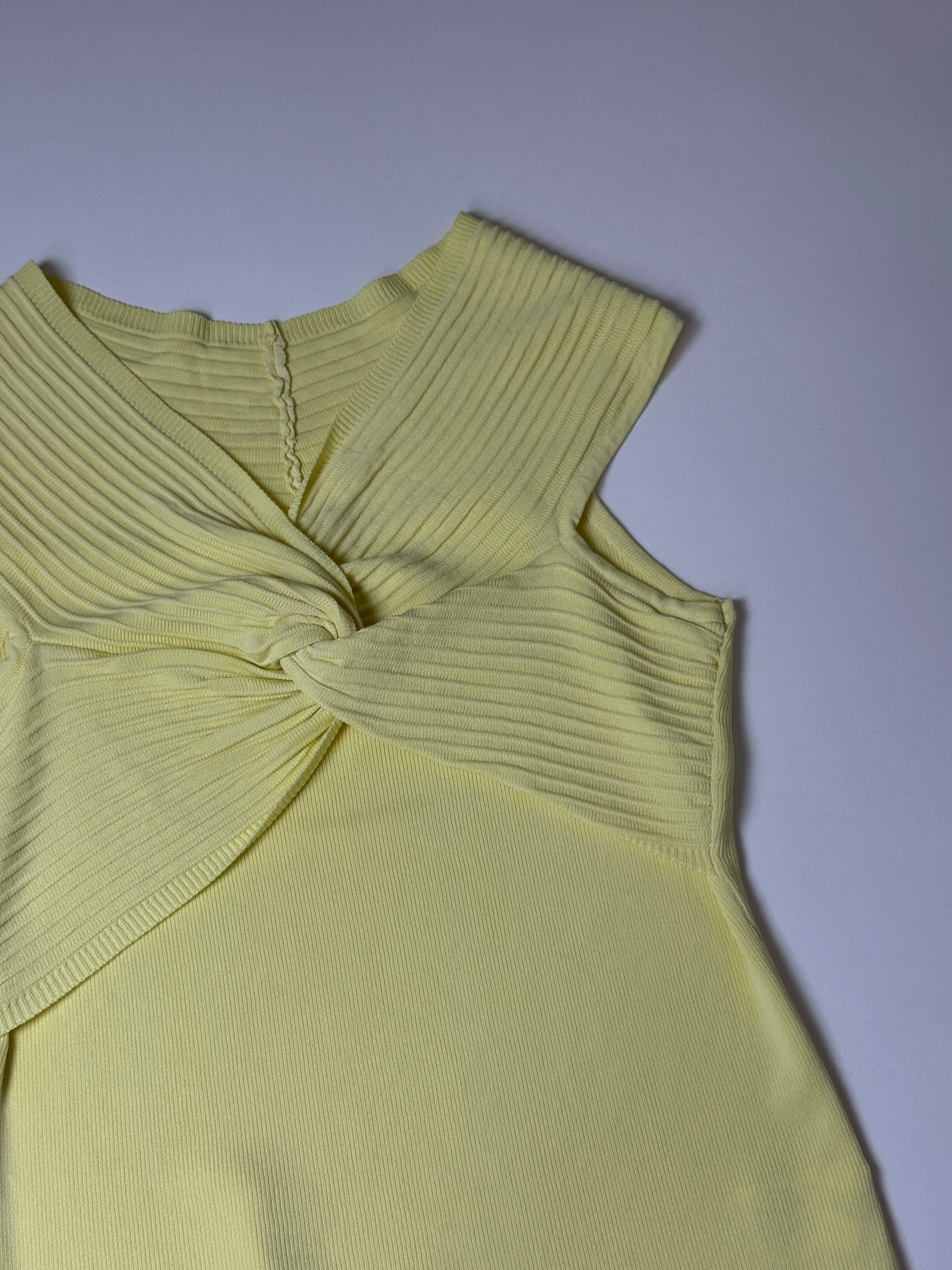 Αμάνικο τοπ με draped λεπτομέρεια