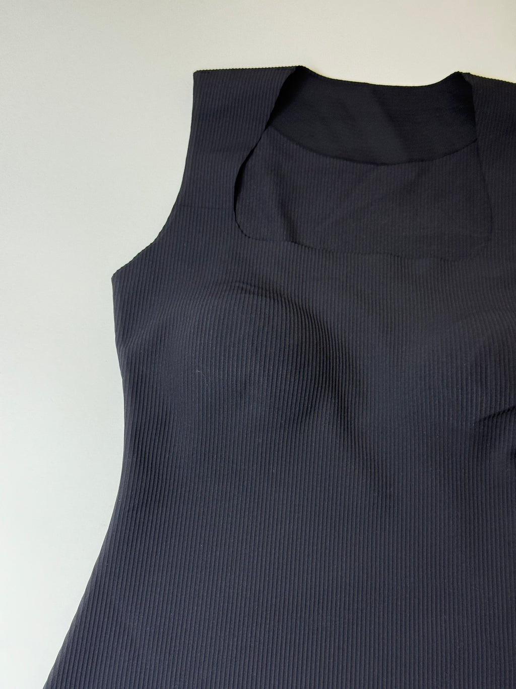 Ελαστικό μακρύ crop top με ενσωματωμένη επένδυση
