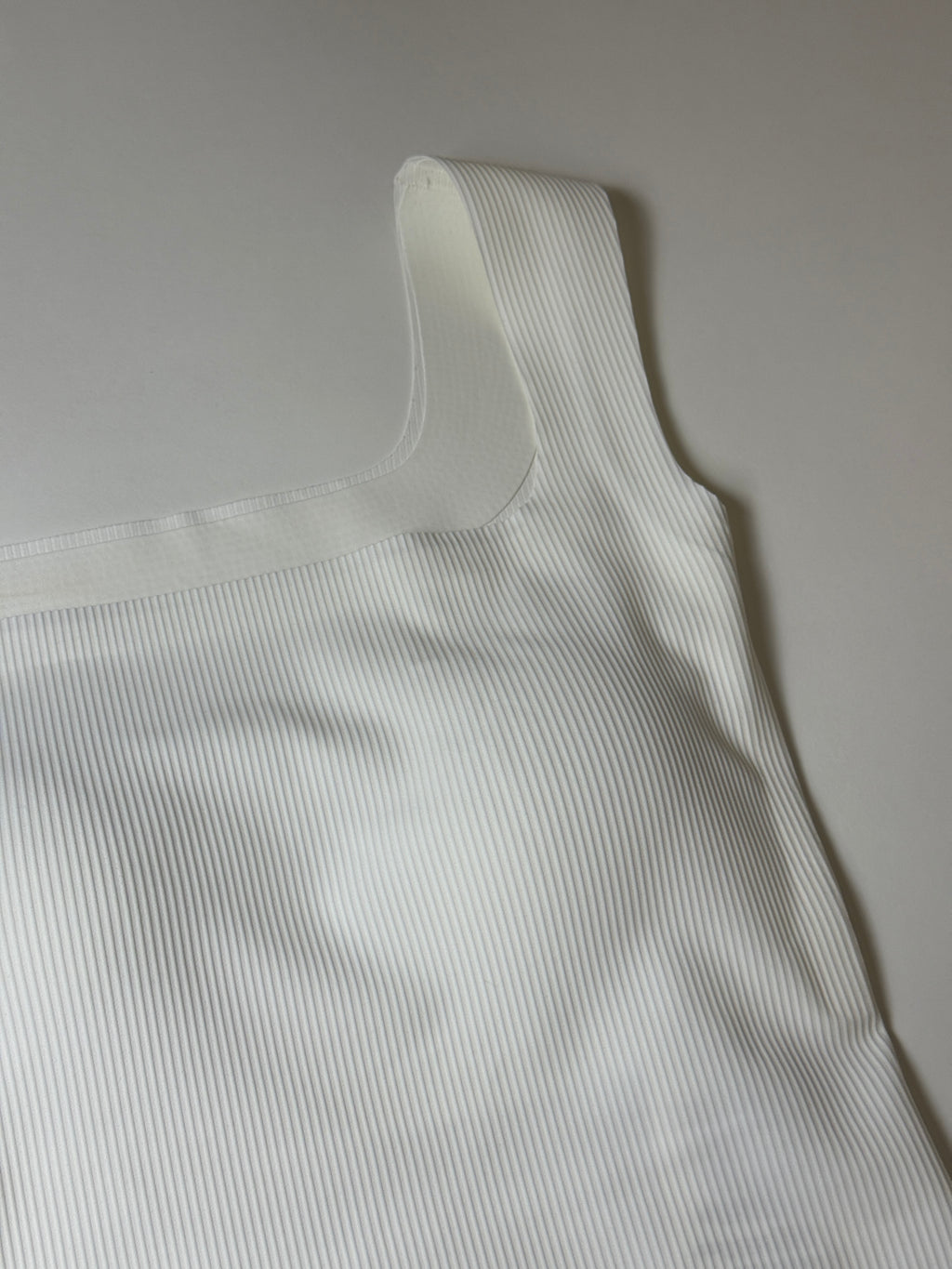 Ελαστικό Crop Top με ενσωματωμένη επένδυση