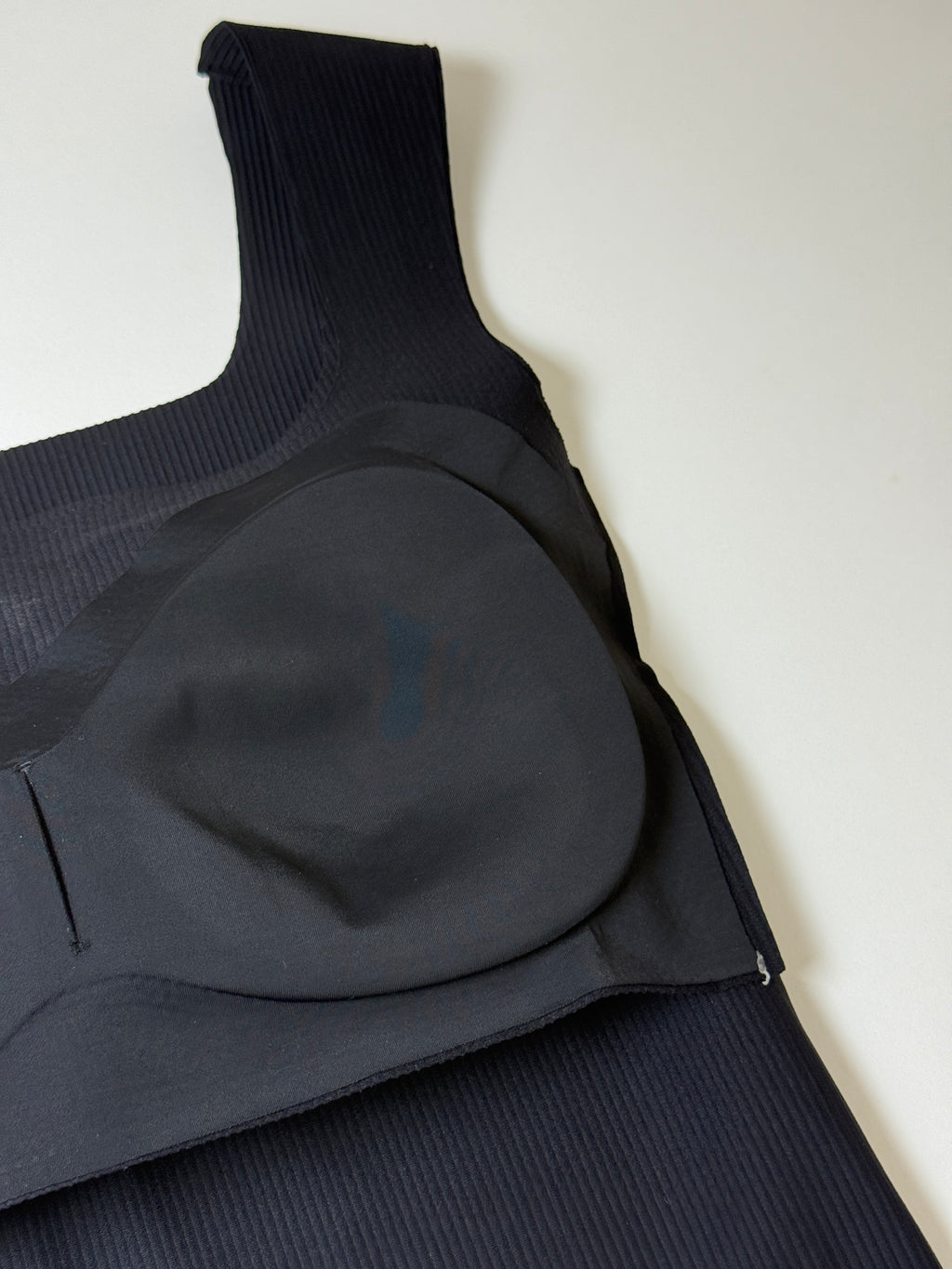 Ελαστικό crop top με ενσωματωμένη επένδυση