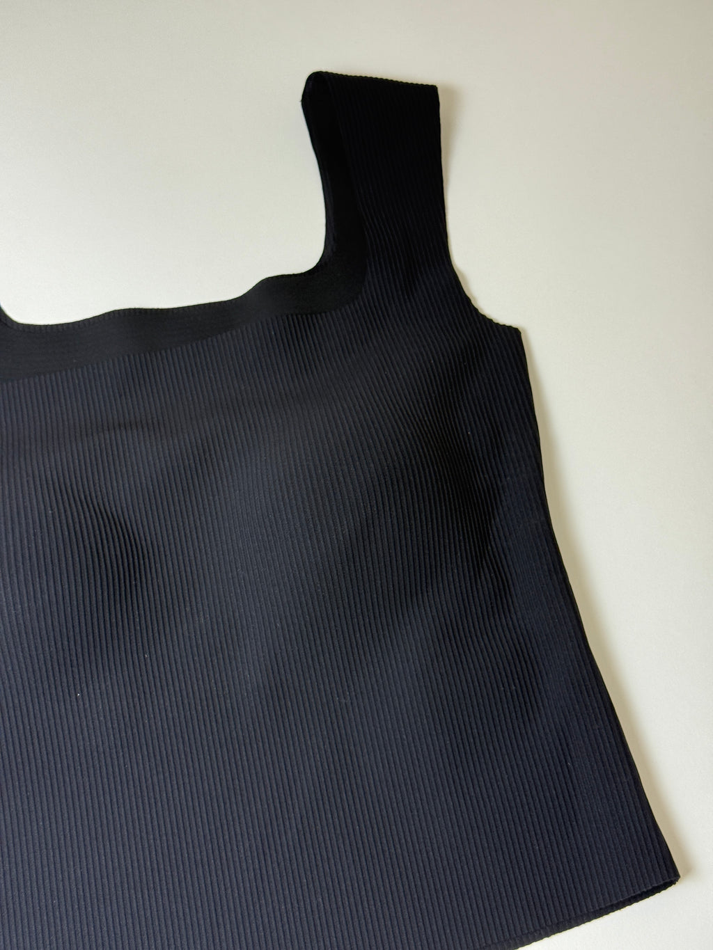Ελαστικό crop top με ενσωματωμένη επένδυση
