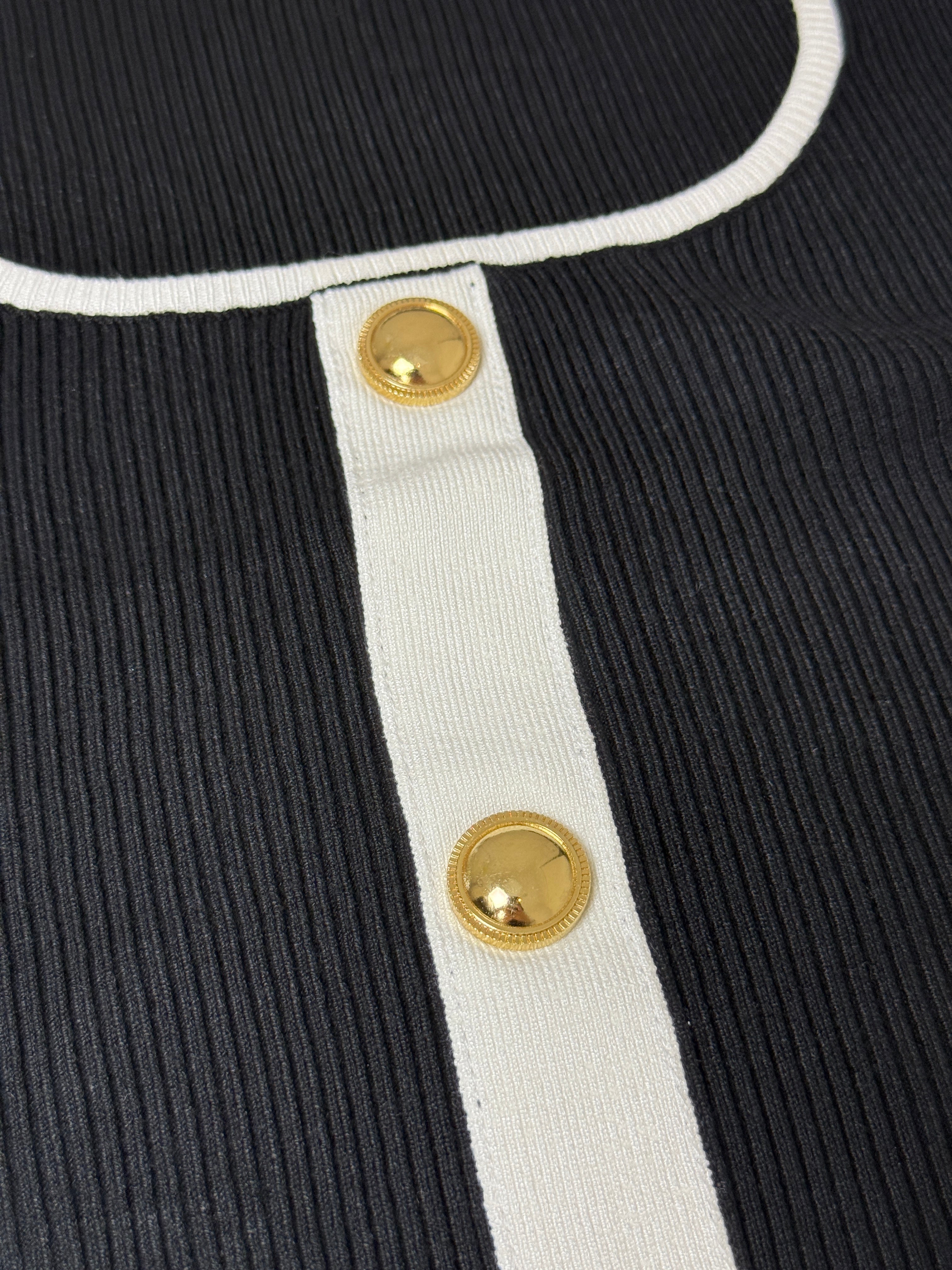 Σετ τοπ και φούστα με χρυσά κουμπιά