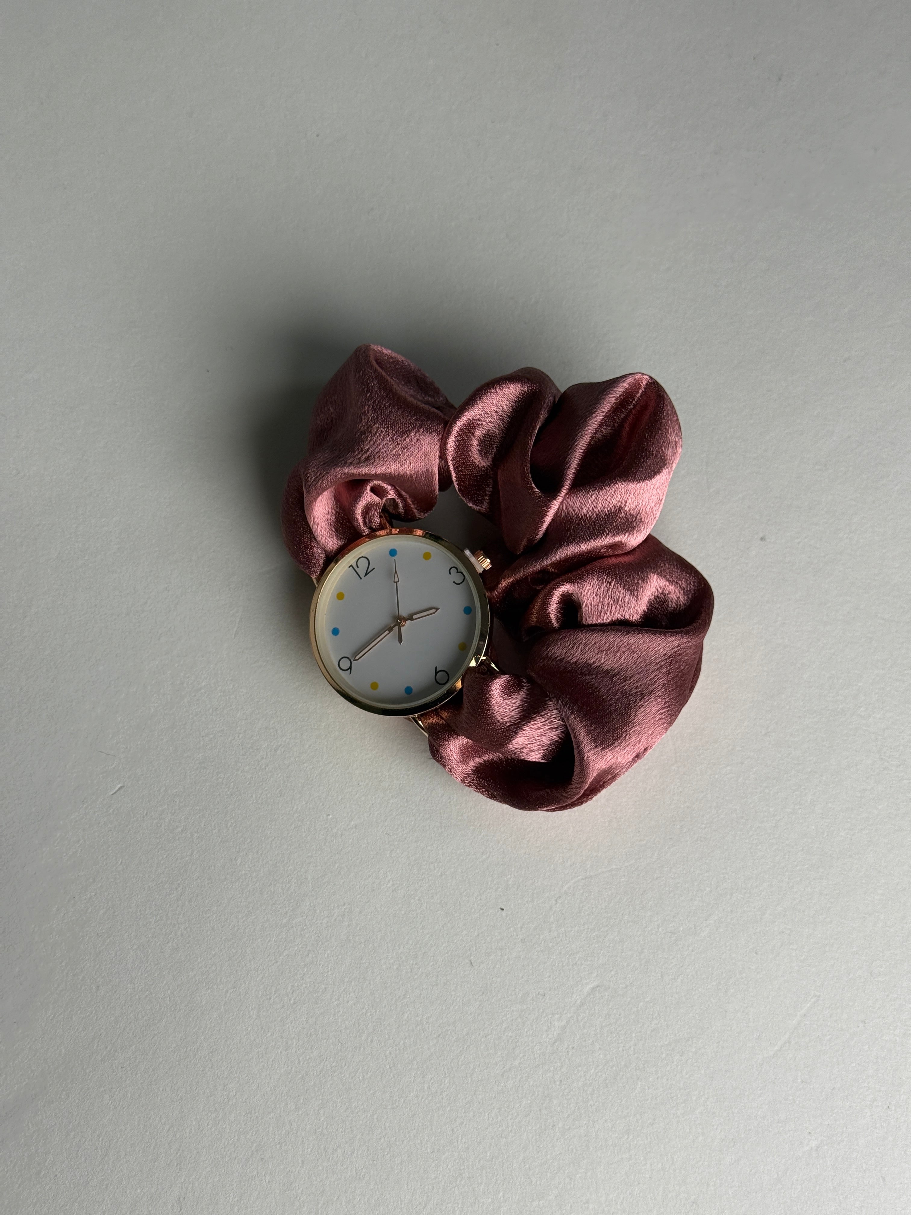 Ρολόι σατέν scrunchie σάπιο μήλο
